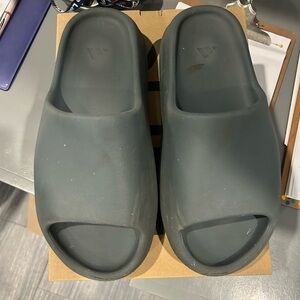 Men’s Yeezy Slides Size 11